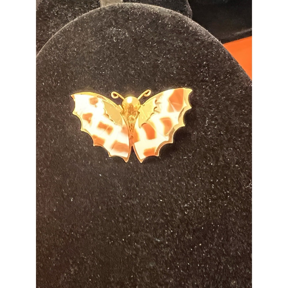 BUTTERFLY PIN BROOCH WITH BEIGE AND WHITE CARVED SHELL WINGS